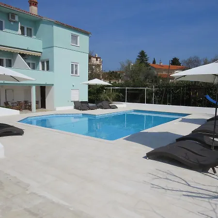 Traumhafte Mit Beheiztem Pool Mit Meerblick In * Medulin