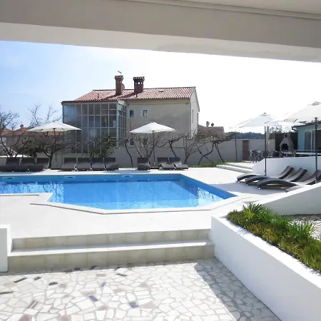Traumhafte Mit Beheiztem Pool Mit Meerblick In * Medulin